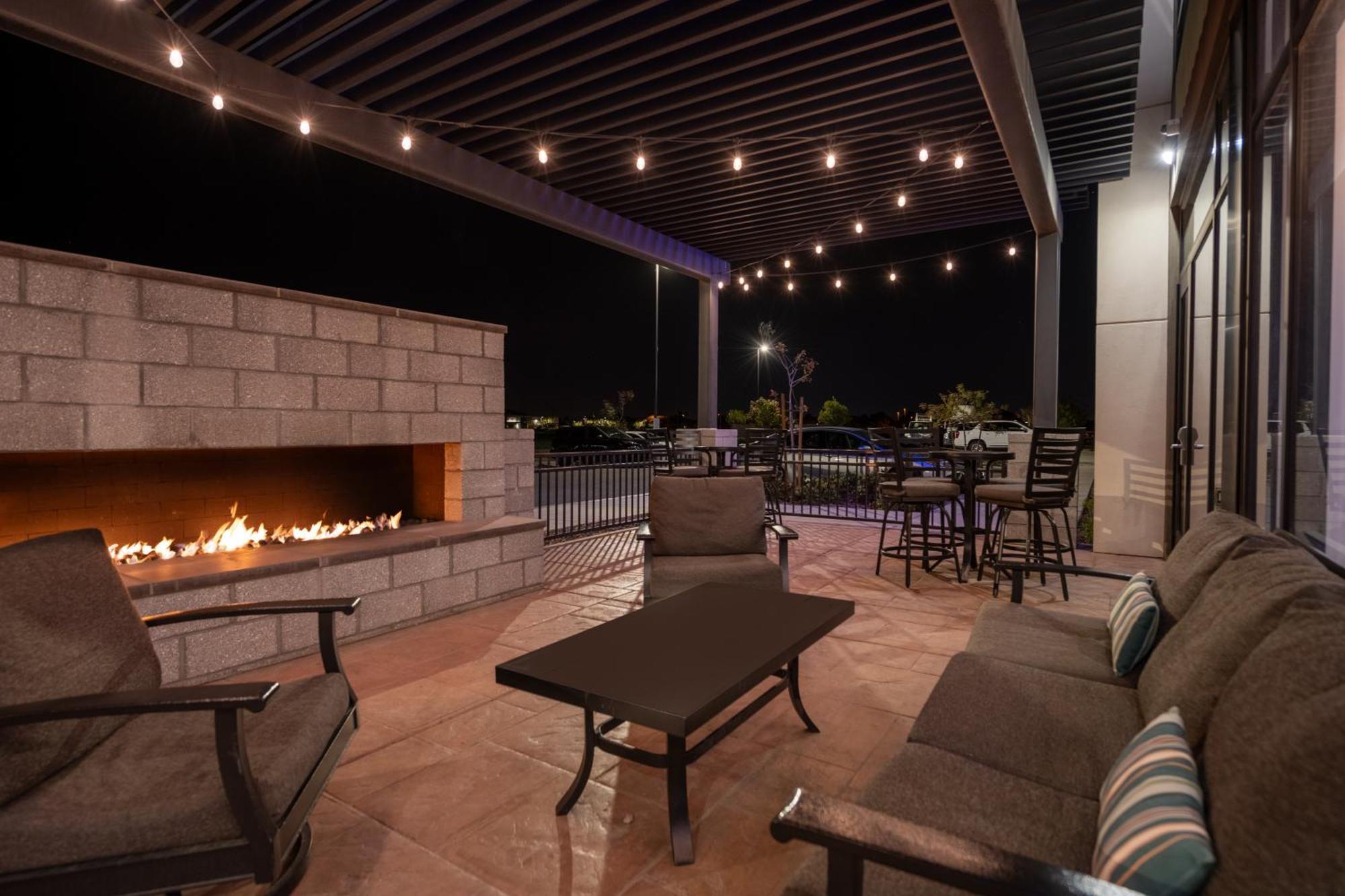 Holiday Inn Express & Suites - Gilbert - Mesa Gateway Airport Eksteriør billede